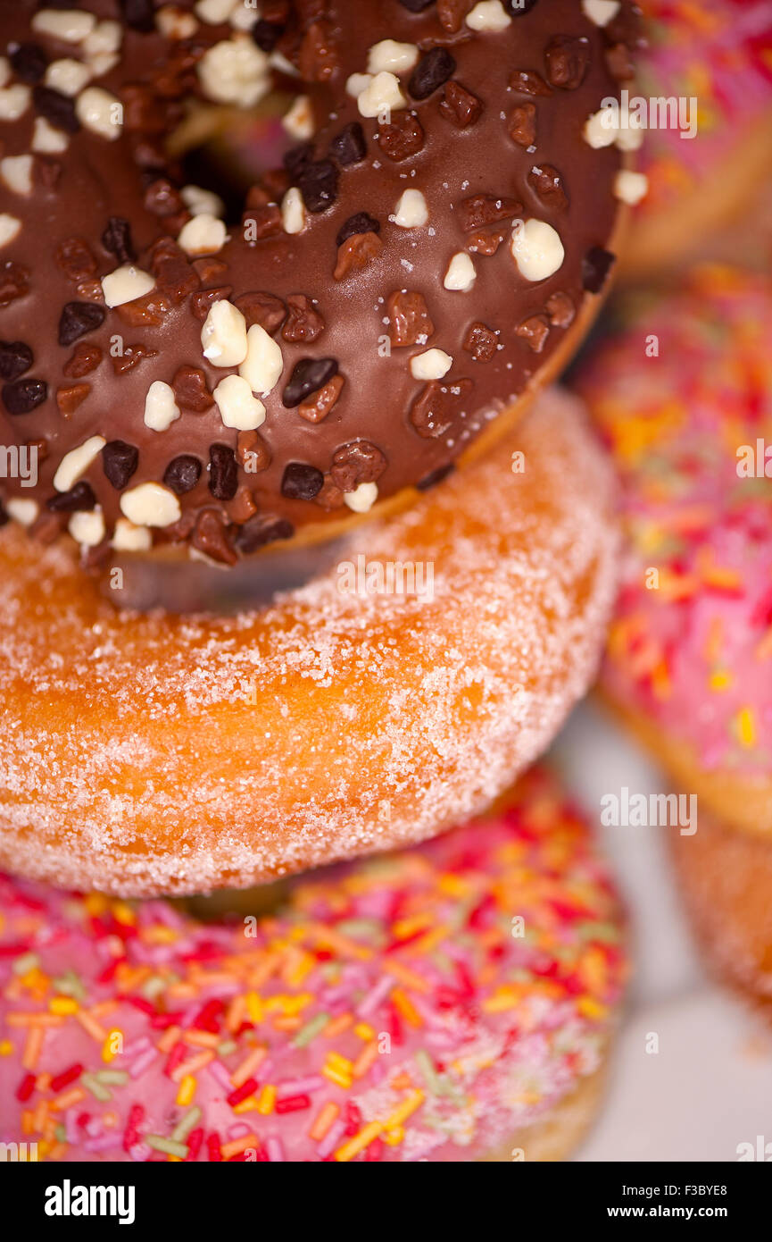 Stapel von farbigen Ring Donuts dekoriert Stockfoto