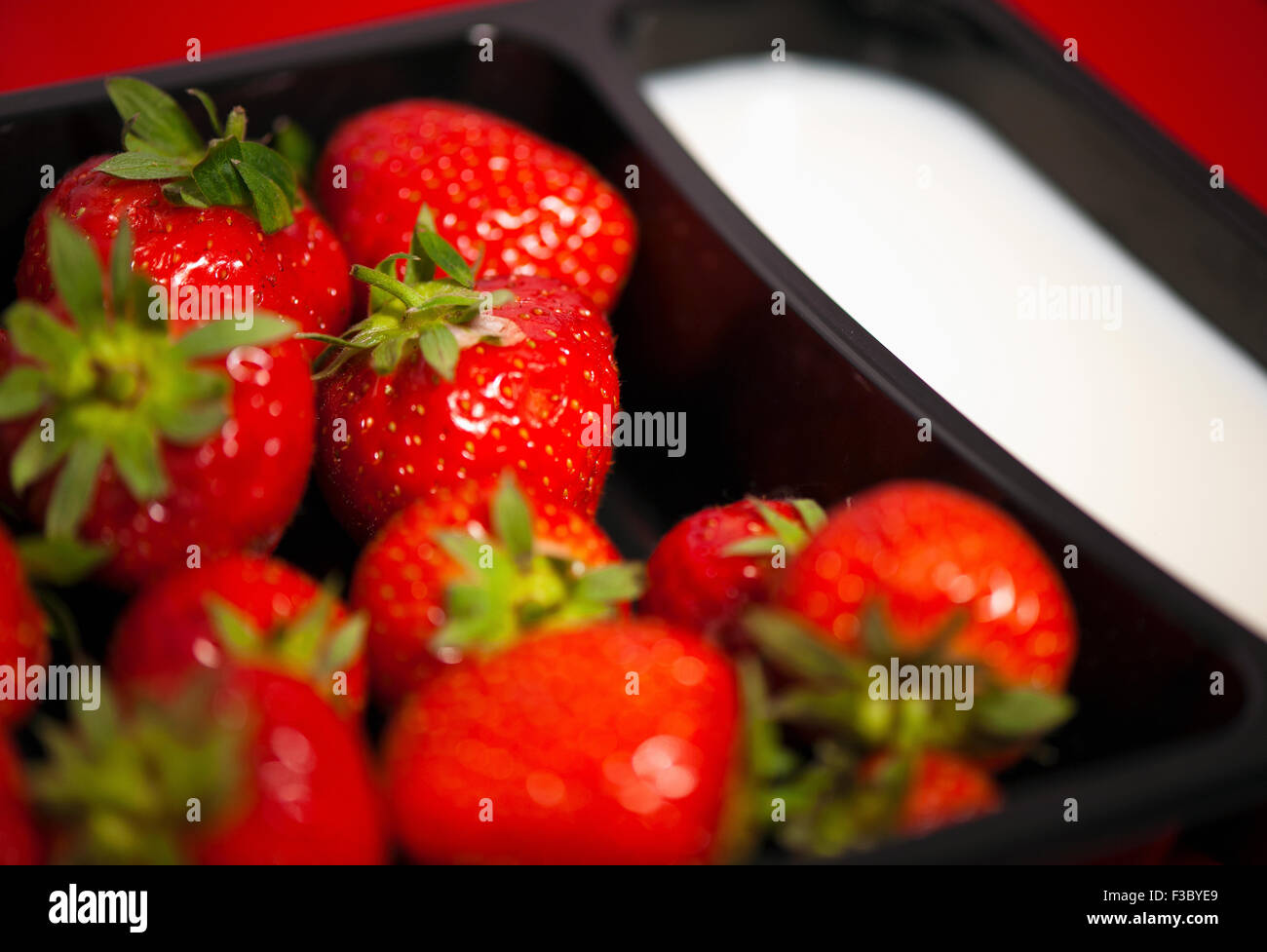 Verpackte Erdbeeren mit einem separaten Fach für Creme Stockfoto