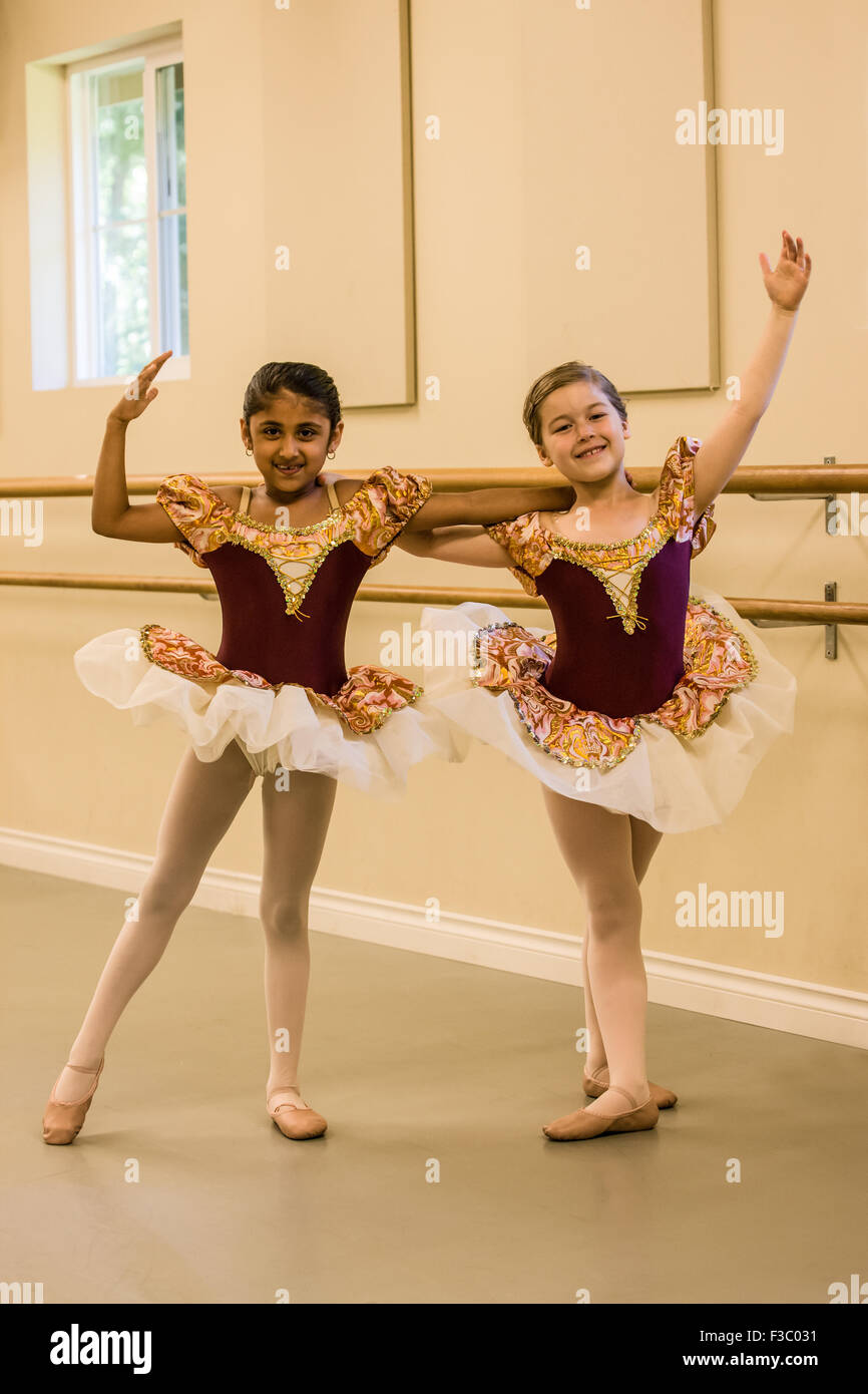 Sieben Jahre alte Mädchen an einer Ballett-Tanz-Generalprobe in einem Tanzstudio in Issaquah, Washington, USA Stockfoto