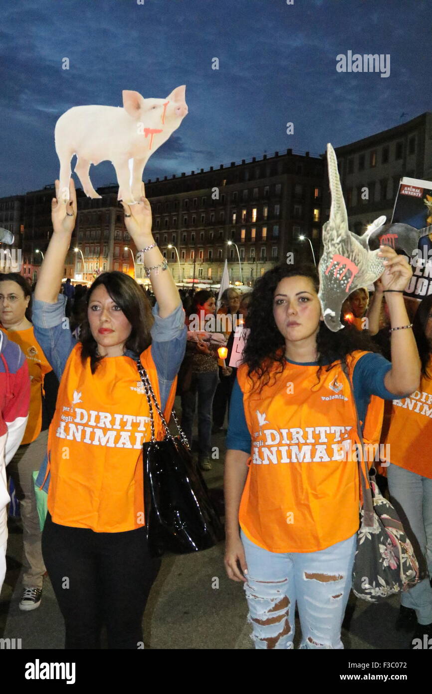 Neapel, Italien. 4. Oktober 2015. Mitglieder des "Habe ich einen Traum-Fackelzug" zeigen Tierbilder in Einheit und Entschlossenheit, alle Tierquälerei während ihren März-Protest in Neapel ein Ende gesetzt. © Salvatore Esposito/Pacific Press/Alamy Live-Nachrichten Stockfoto