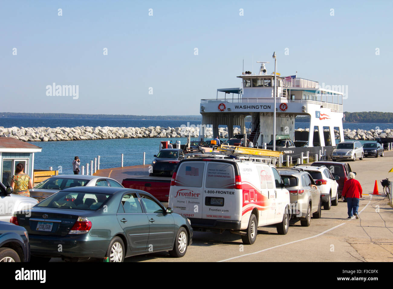 Passagieren Line-up an der Northport Fähranleger für eine halbe Stunde Fahrt nach Washington Island, in der Nähe von Halbinsel Door County, WI Stockfoto