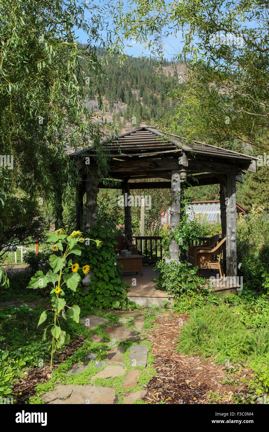 Achteckige Pavillon im Garten schlafen Lady Mountain Resort in Leavenworth, Washington, USA Stockfoto