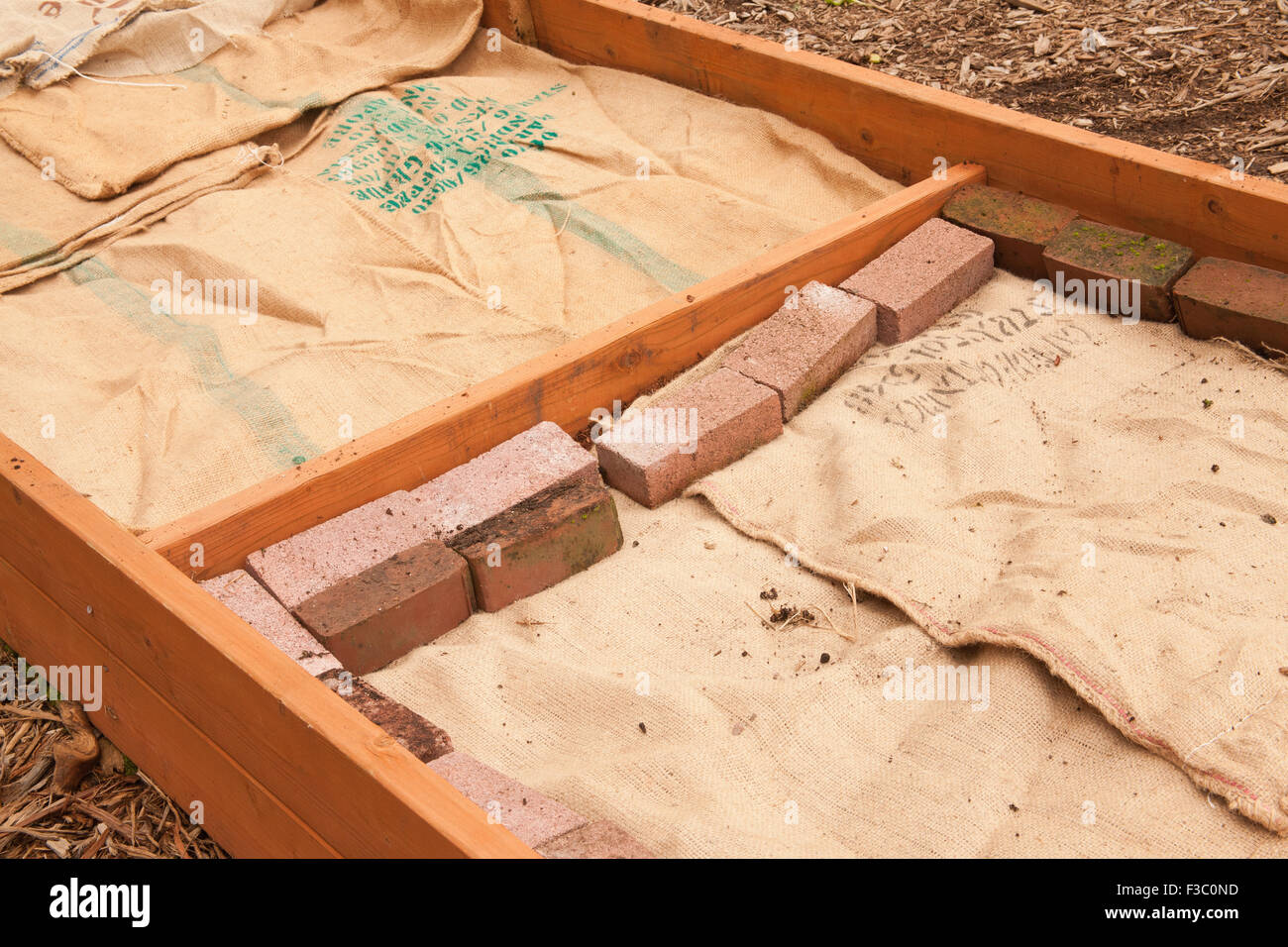 Gemüse-Hochbeeten vorbereitet für Dormanz mit Sackleinen Säcke gelegt, in einem Garten in Bellevue, Washington, USA Stockfoto