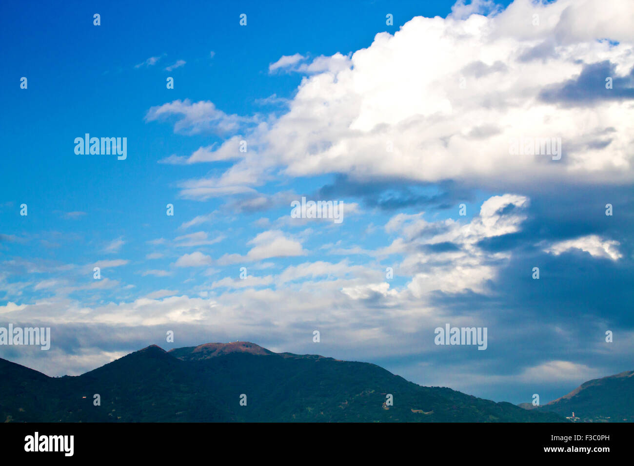 Himmel mit Wolken unter den Berg Stockfoto