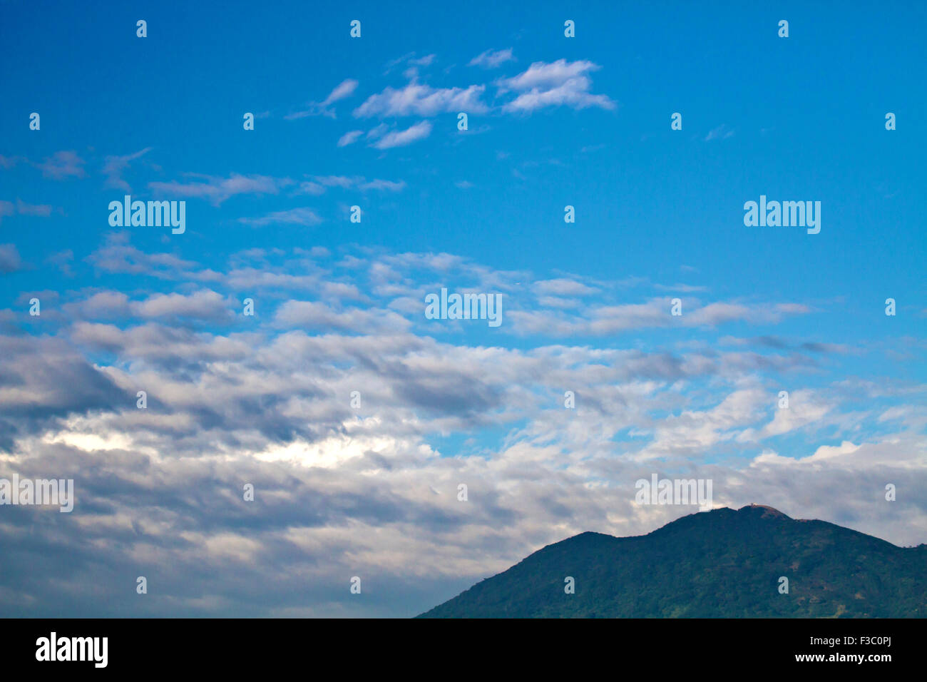 Himmel mit Wolken unter den Berg Stockfoto