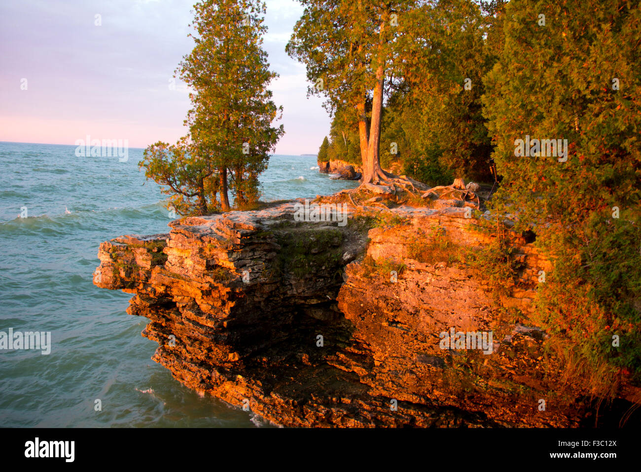 Zerklüfteten Kalkstein leisten steigen 20-40 Fuß über dem Lake Michigan, Cave Point County Park, Door County, Wisconsin Stockfoto