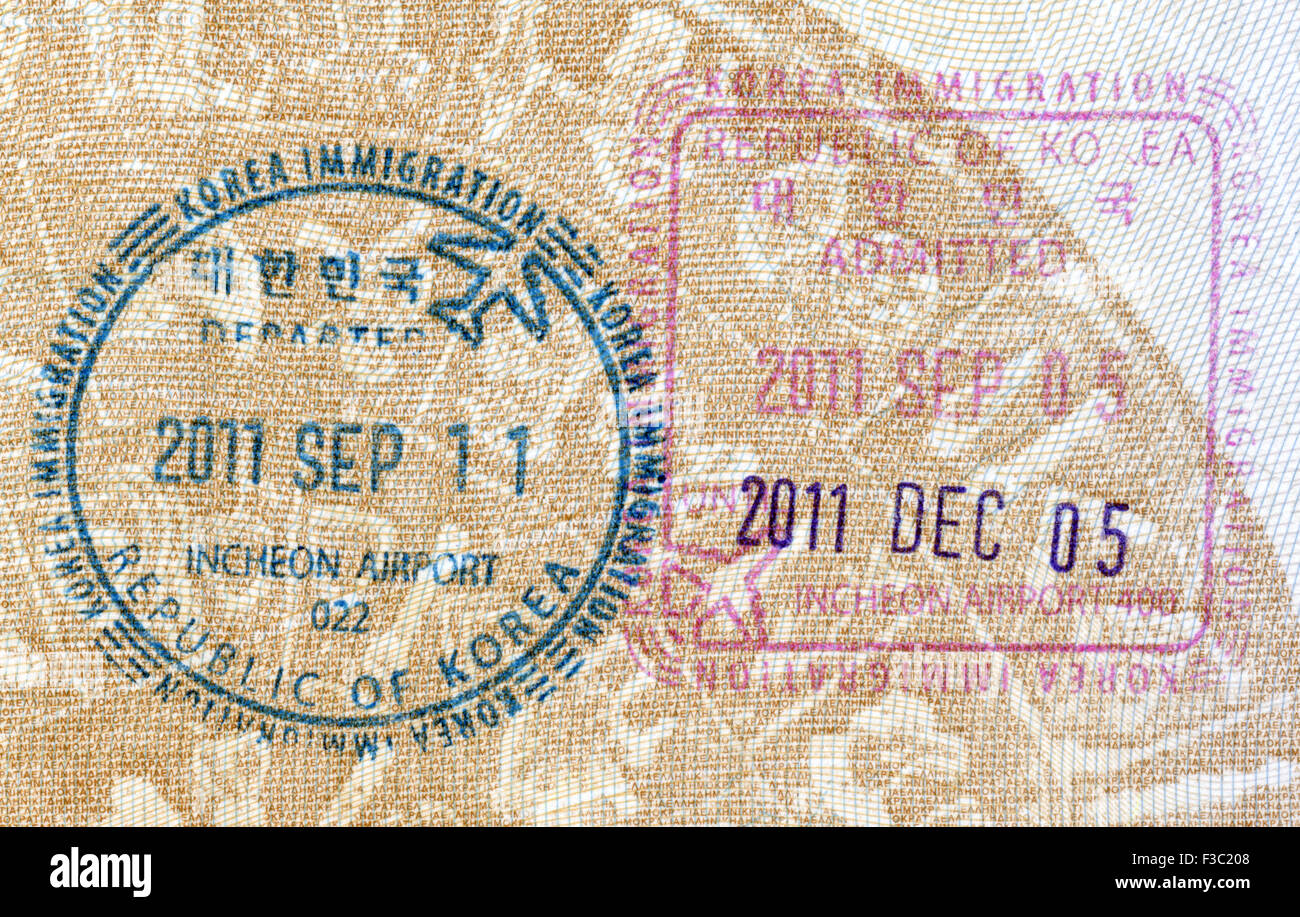 Beenden Sie Visum Briefmarken und Eintrag - Einwanderung Ankunft Briefmarken auf griechischer Reisepass Stockfoto