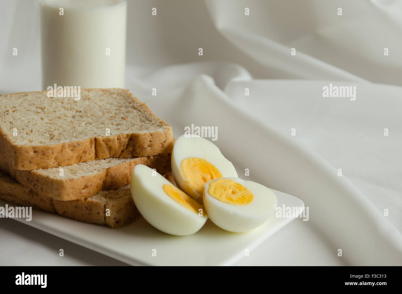 Einfach Frühstück mit Vollkornbrot, gekochtes Ei und Milch. Stockfoto
