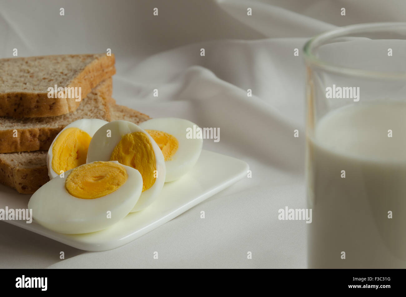 Einfach Frühstück mit Vollkornbrot, gekochtes Ei und Milch. Stockfoto
