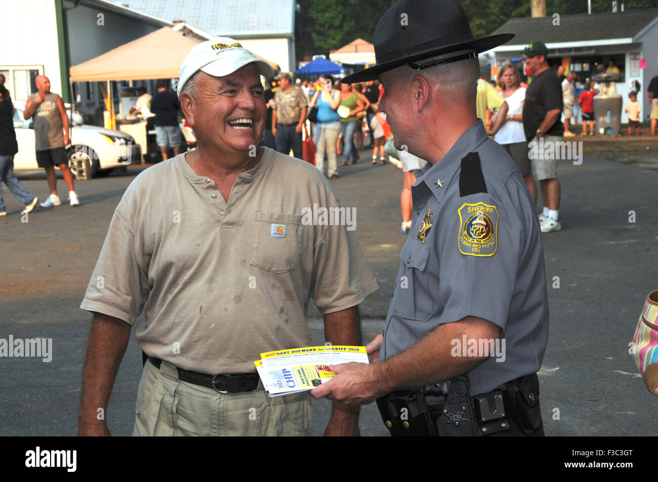Sheriff im Gespräch mit ihren Wohnsitz im Queen Anne County Fair in Cambridge, Maryland ich Stockfoto