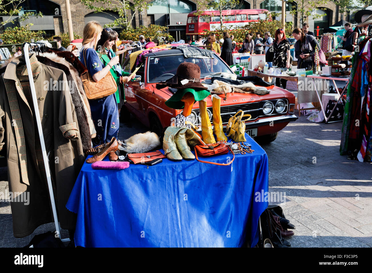 London, England, Vereinigtes Königreich: 4. Oktober 2015 Classic Auto Boot verkaufen, Lewis Cubitt Square, Kings Cross, London, England, UK, Credit: Keith Erskine/Alamy Live News Stockfoto