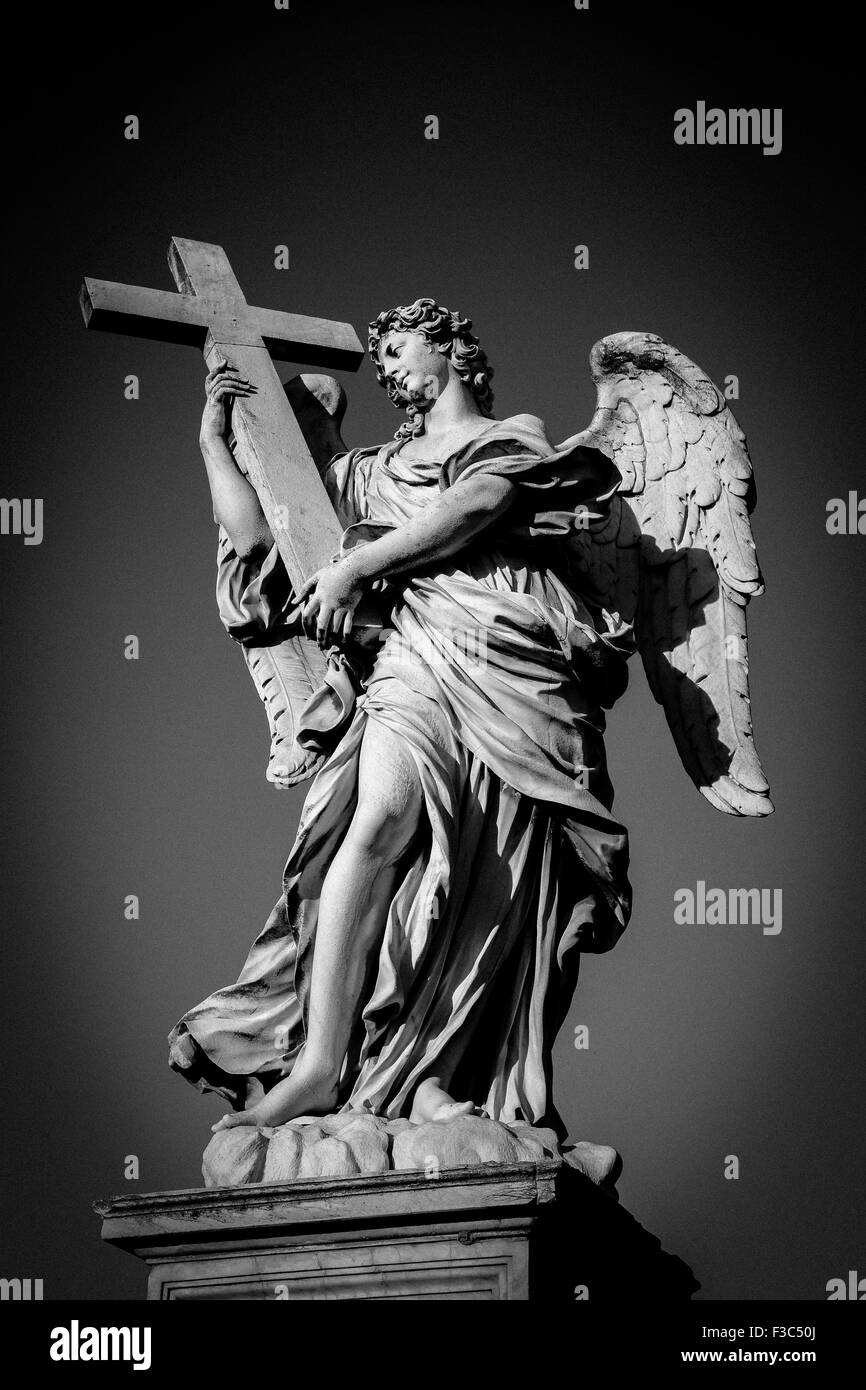 Engel mit Kreuz Statue von Ercole Ferrata auf Pont Sant Angelo führt in den Vatikan. Stockfoto