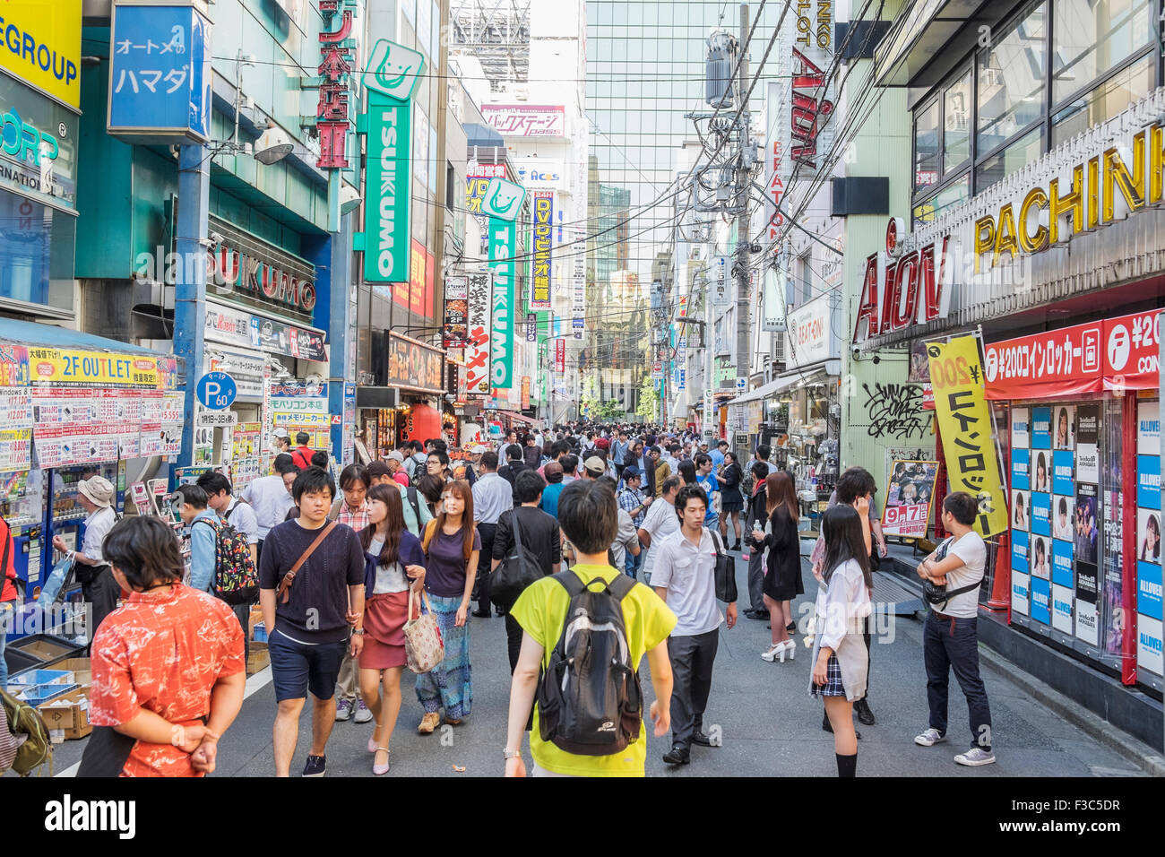 Belebte Straße in Akihabara, bekannt als Electric Town oder Geek Stadt Verkauf Manga Spiele und Videos in Tokio Japan Stockfoto