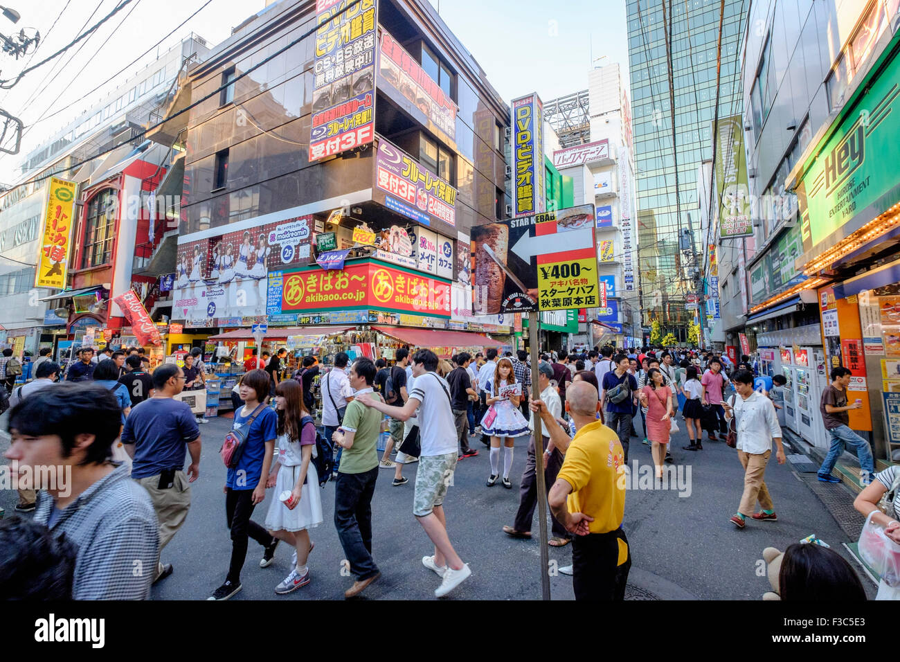Belebte Straße in Akihabara, bekannt als Electric Town oder Geek Stadt Verkauf Manga Spiele und Videos in Tokio Japan Stockfoto