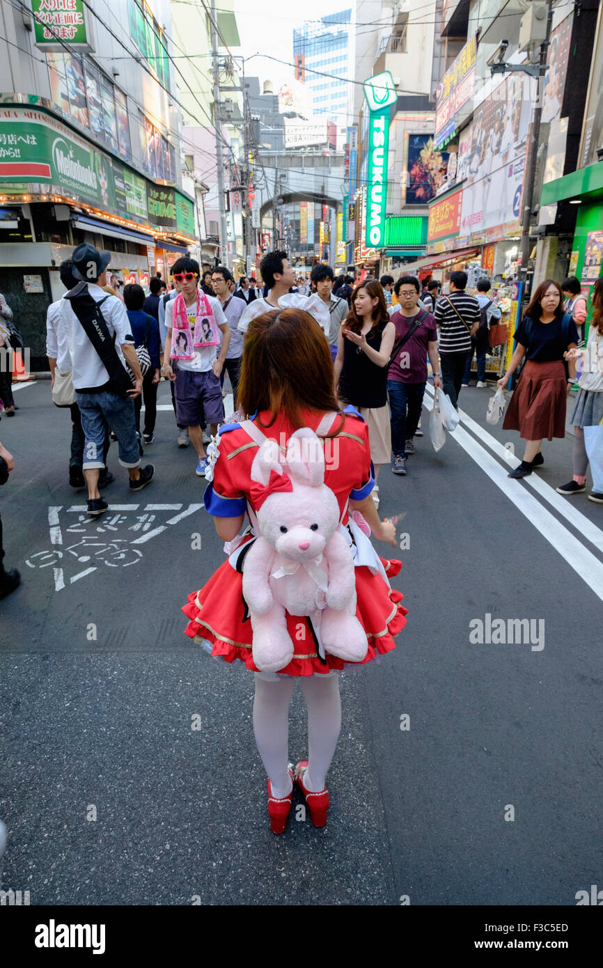 Junge Frau Werbung Maids Cafe in Akihabara Electric Town oder Geek Stadt Verkauf Manga genannt basierte Spiele in Tokio Japan Stockfoto