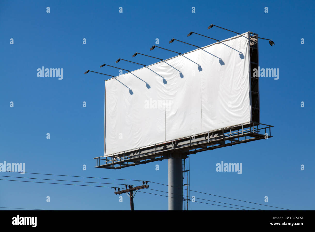 Plakat gegen blauen Himmel leer ist, setzen Sie Ihren eigenen Text hier Stockfoto