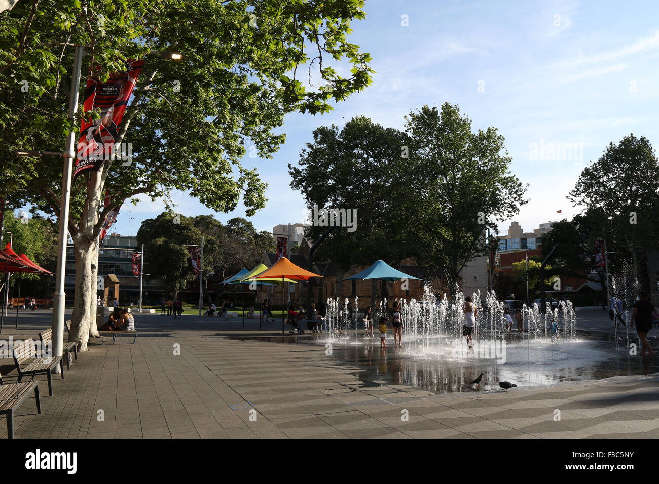 Brunnen am Centenary Square in der Kirche Street Mall, Parramatta. Stockfoto