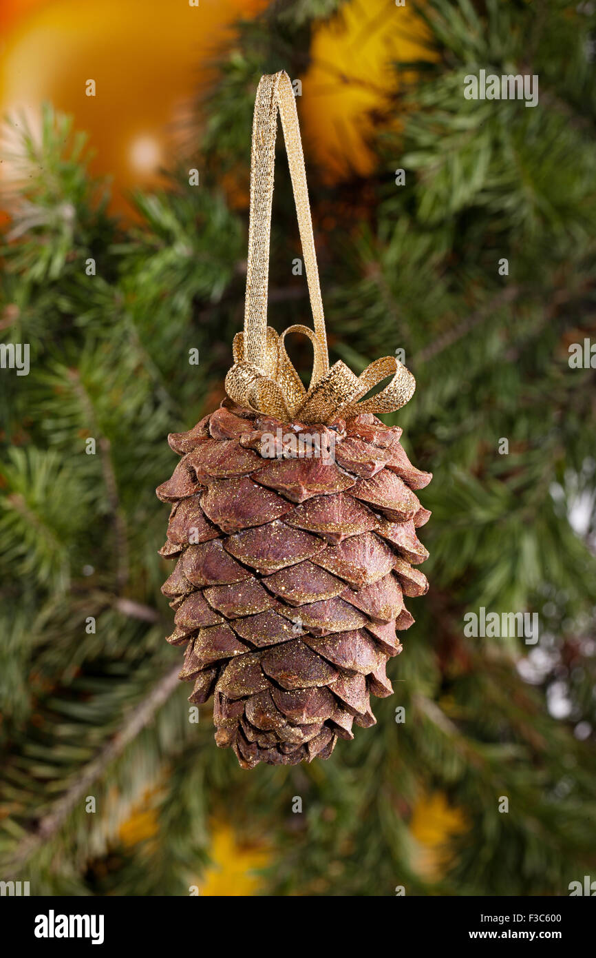 Strobile Tanne drei Zweig Neujahr Weihnachten Feier Dekoration Fest Nahaufnahme Makro grüner Natur Dekor Zeder Band golden bow Stockfoto