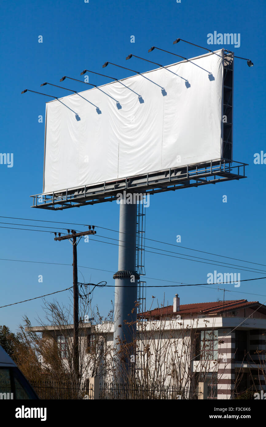 Plakat gegen blauen Himmel leer ist, setzen Sie Ihren eigenen Text hier Stockfoto