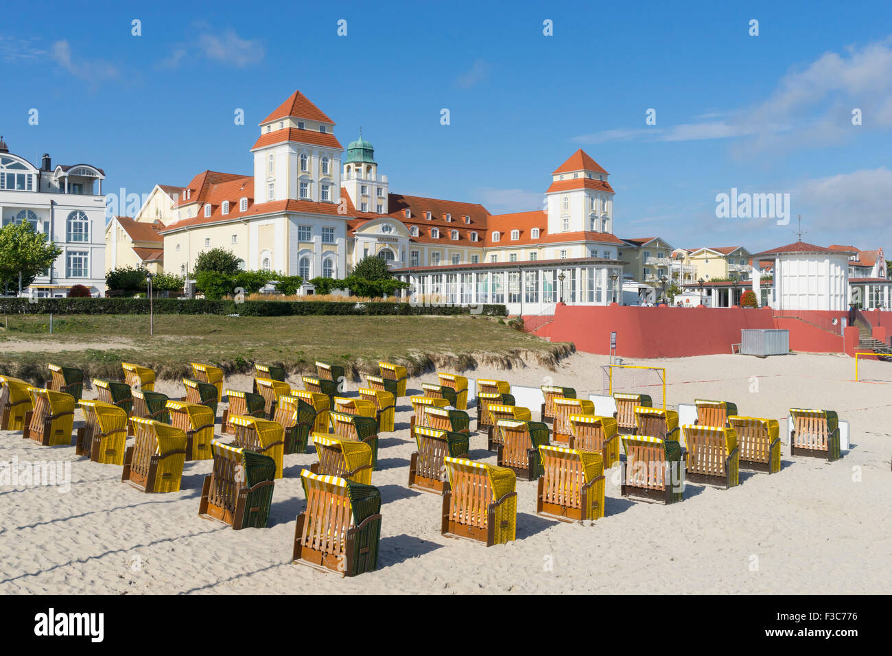 Ansicht von traditionellen Strandkorb sitzen am Strand von Binz Badeort auf der Insel Rügen in Deutschland Stockfoto