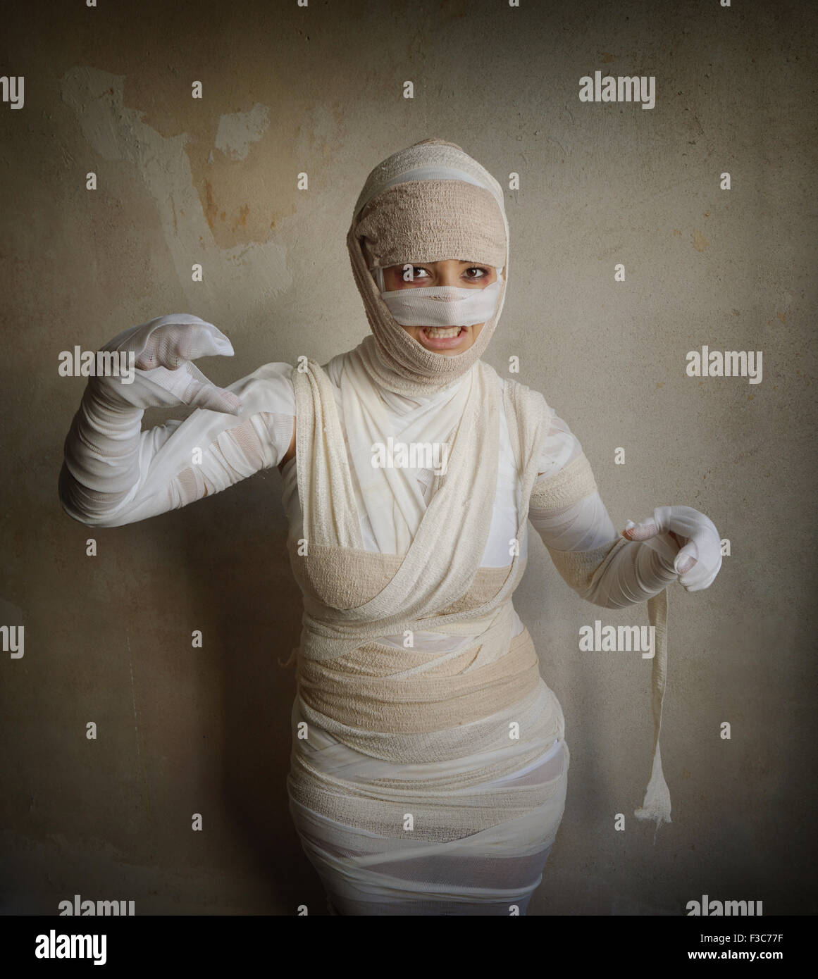 Frau in Bandagen eingewickelt, wie ägyptische Mumie Halloween Kostüm fletching Zähne Stockfoto