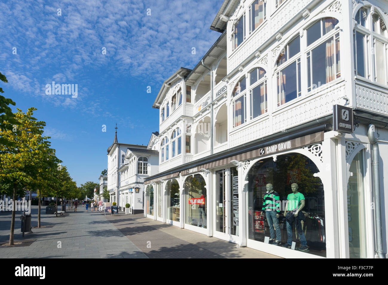 Geschäfte in alten traditionellen Villen auf Straße im Seebad Binz auf Rügen Insel in Deutschland Stockfoto