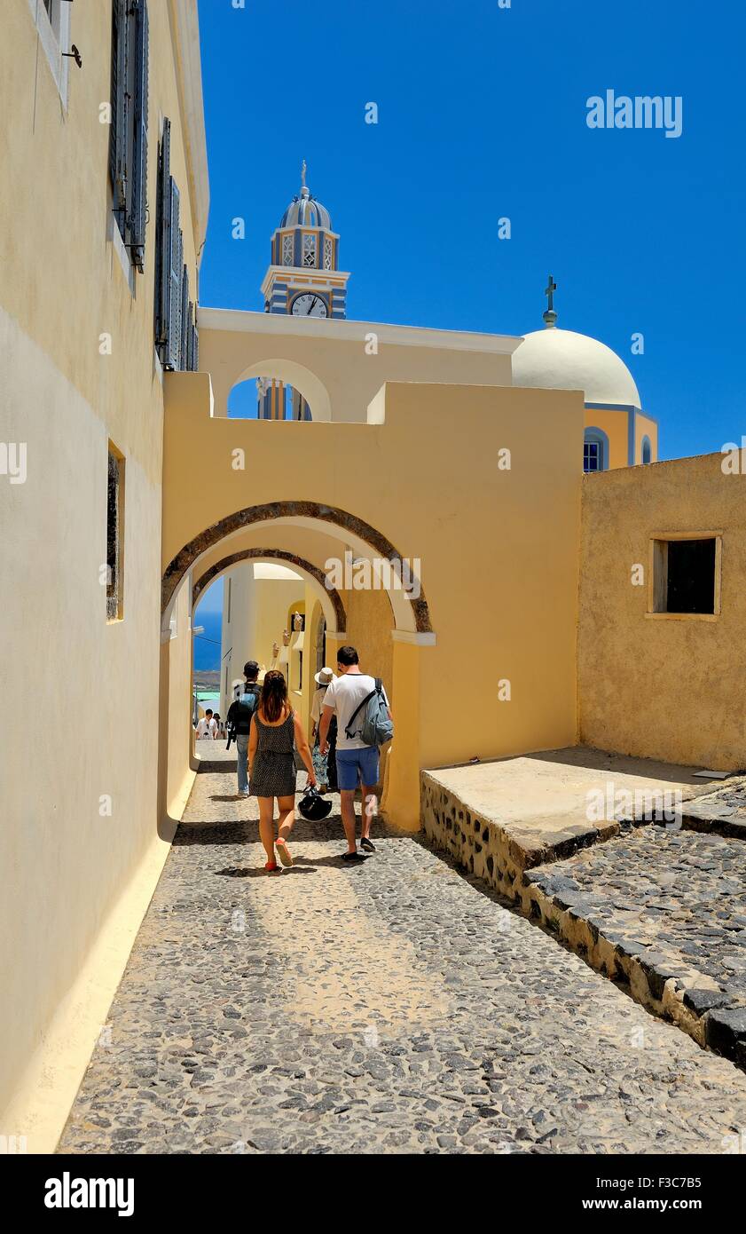 Touristen zu Fuß durch die Hauptstadt Fira Santorini Griechenland Stockfoto