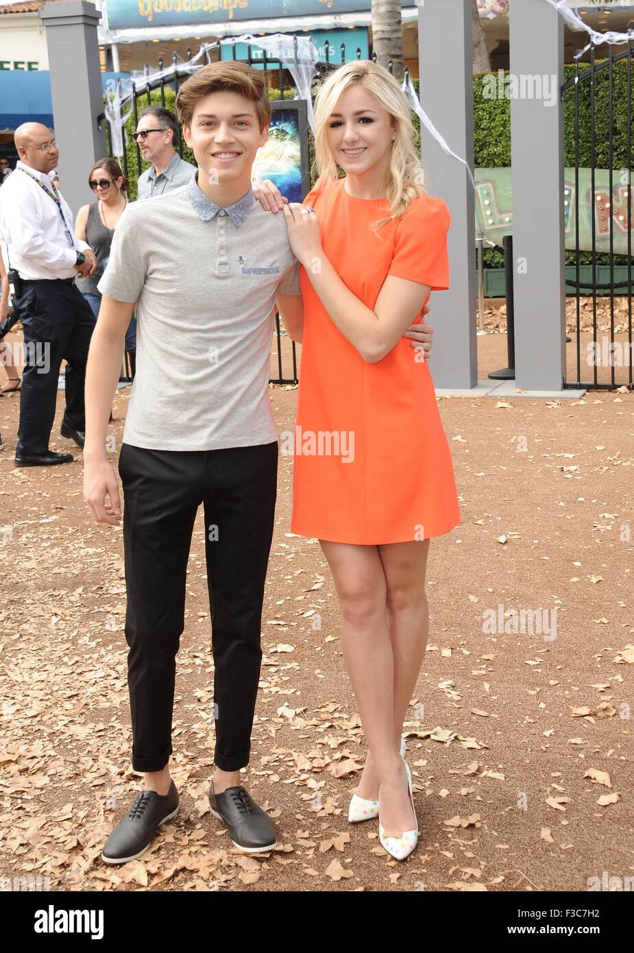 Los Angeles, CA, USA. 4. Oktober 2015. Ricky Garcia, Chloe Lukasiak im Ankunftsbereich für Gänsehaut-Premiere, The Regency Village Theatre, Los Angeles, CA 4. Oktober 2015. Bildnachweis: Dee Cercone/Everett Collection/Alamy Live-Nachrichten Stockfoto