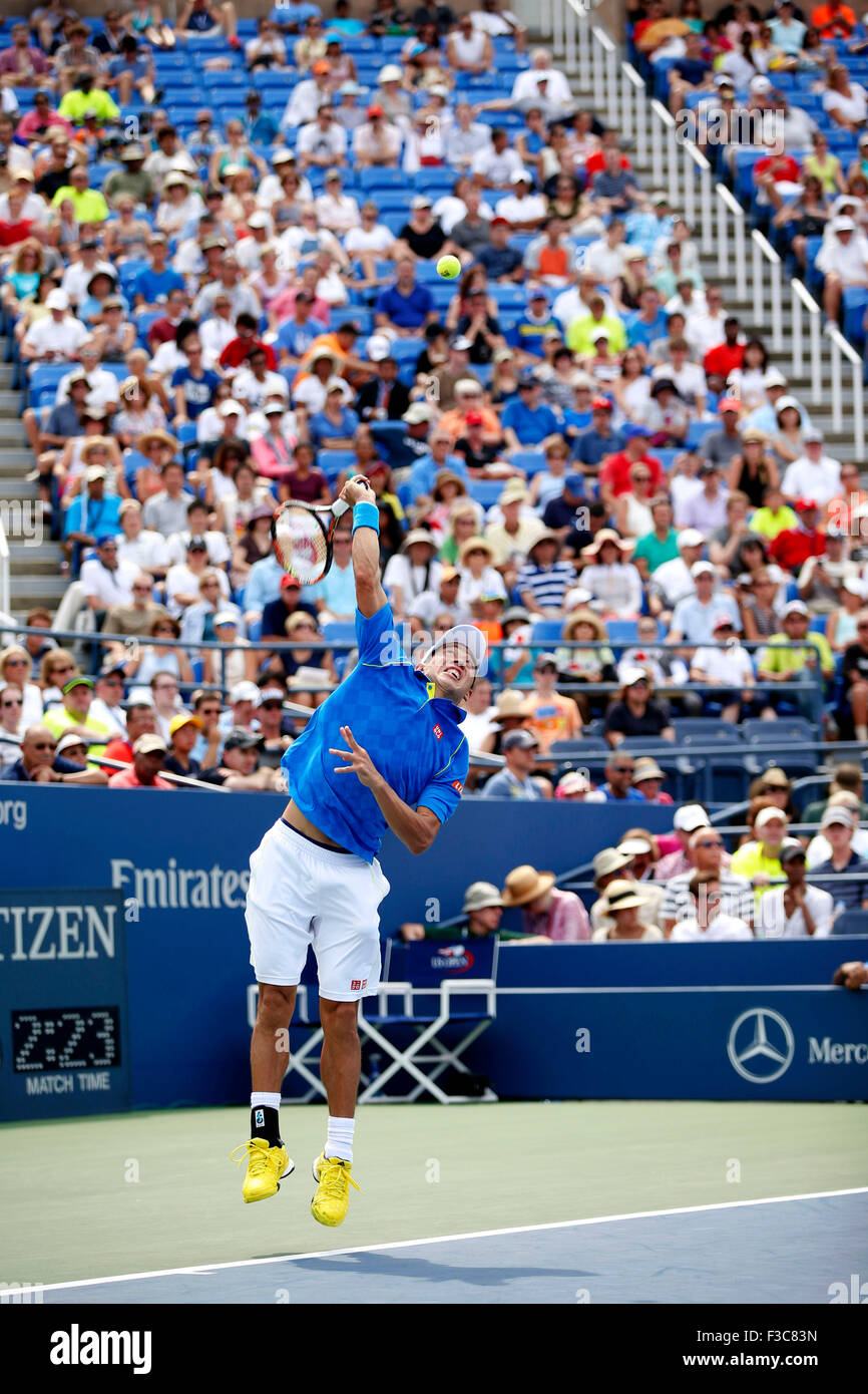 New York, USA. 31. August 2015. Kei Nishikori (JPN) Tennis: Kei Nishikori Japans dient, während die Männer Singles Erstrunden Match der US Open Tennis-Turnier in das USTA Billie Jean King National Tennis Center, Flushing Meadows in New York, Vereinigte Staaten von Amerika. © AFLO/Alamy Live-Nachrichten Stockfoto