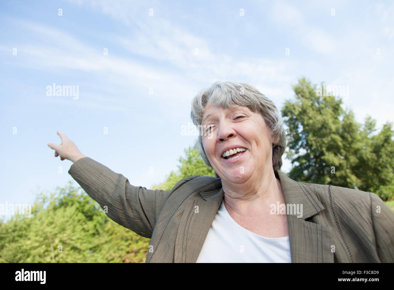 Alter Frau zeigt mit finger Stockfoto