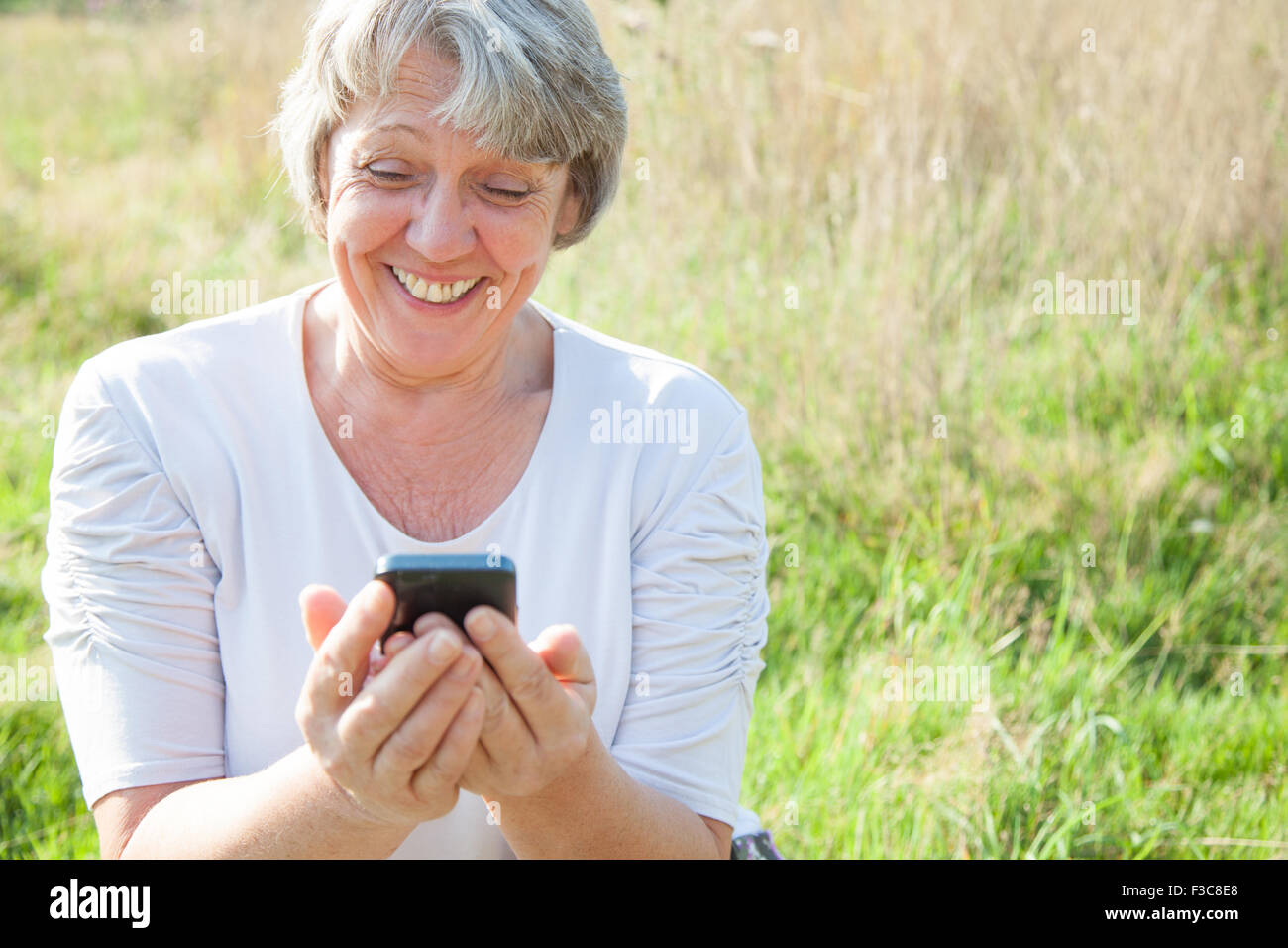 Alter Frau mit Smartphone Stockfoto Alter Frau mit Smartphone Stockfoto