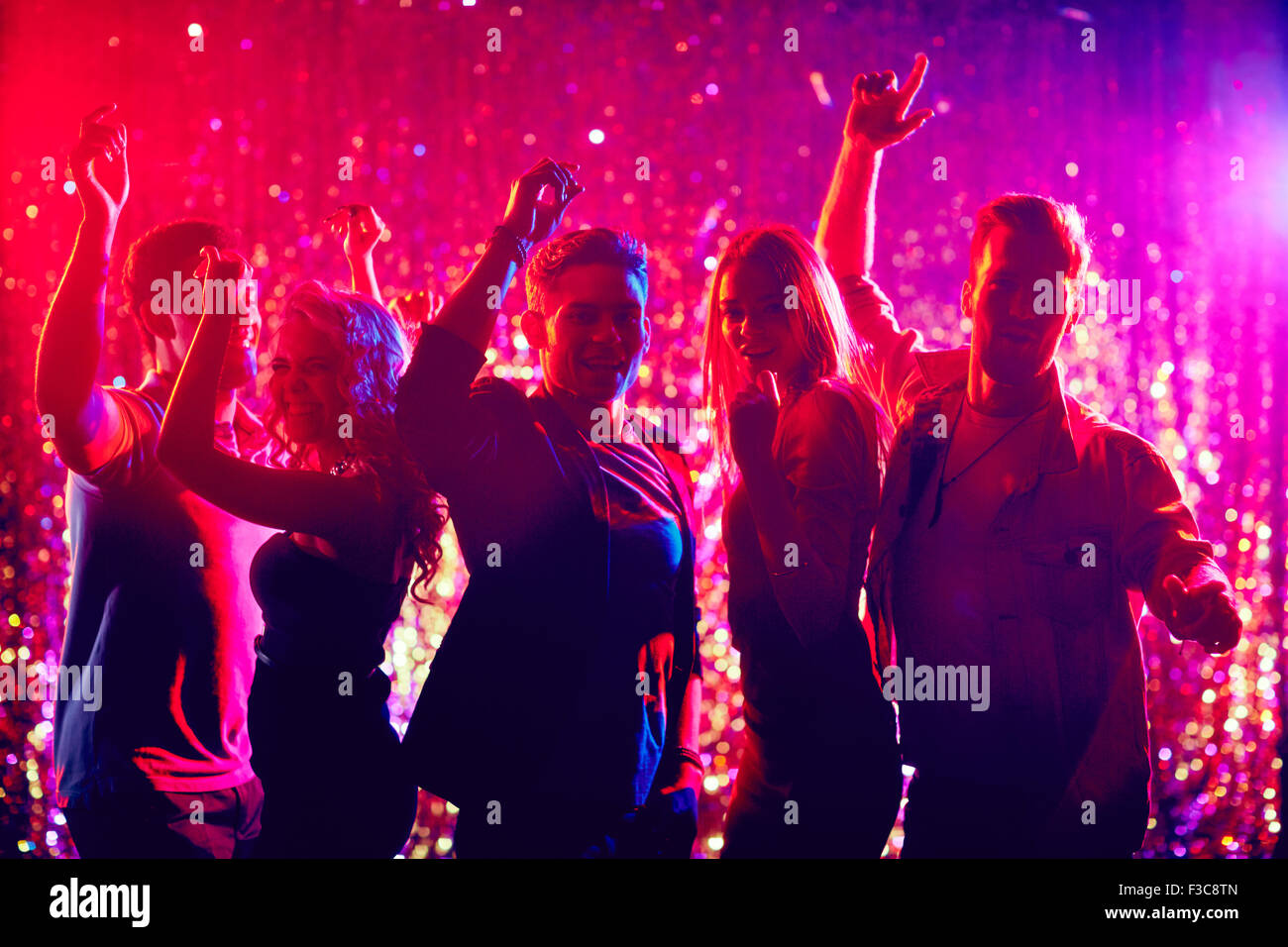 Energische junge Menschen tanzen auf party Stockfoto