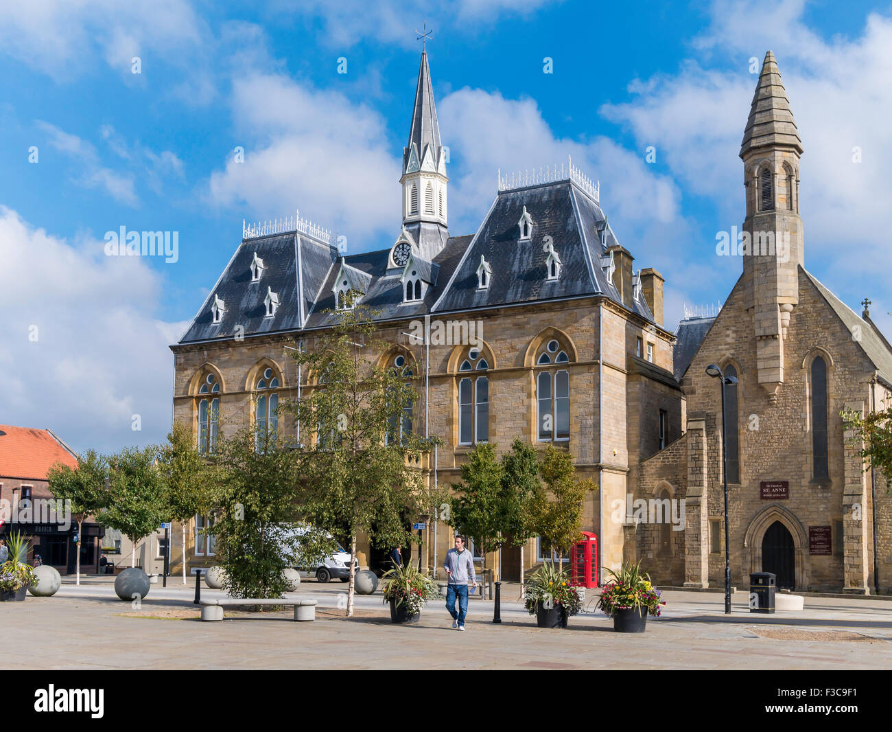 Rathaus und St.-Annen Kirche Marktplatz Bishop Auckland, Co. Durham UK Stockfoto