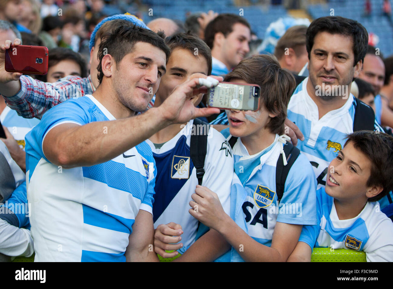 Leicester, UK. 4. Oktober 2015. Rugby World Cup. Argentinien gegen Tonga. Tomas Cubelli von Argentinien posiert für ein "Selbstporträt" mit argentinischen Fans. Bildnachweis: Graham Wilson / Pipeline-Bilder/Alamy Live-Nachrichten Stockfoto