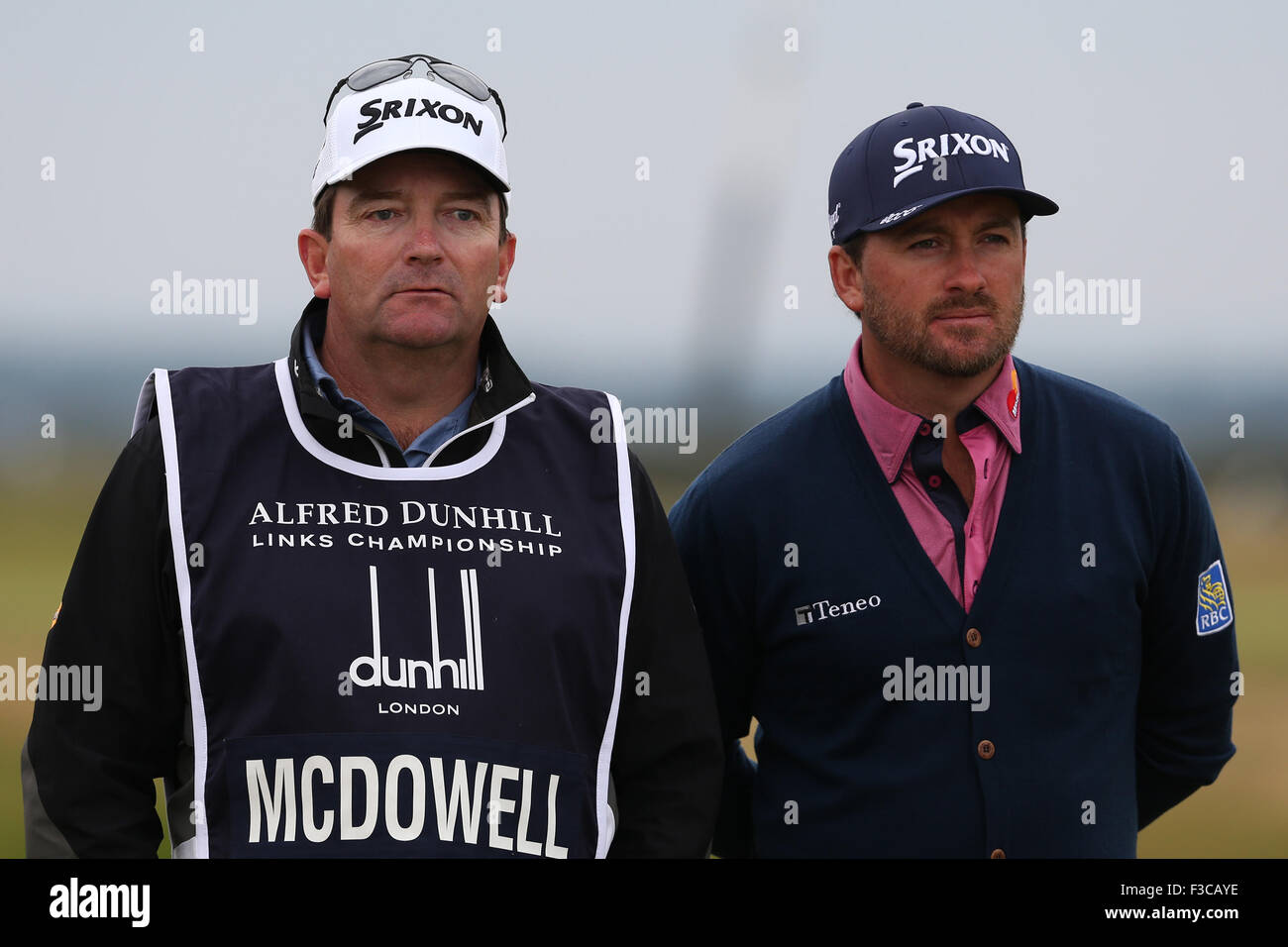 St. Andrews, Schottland. 4. Oktober 2015. Alfred Dunhill Links Graeme McDowell und Caddie Ken Comboy auf dem 15. Fairway Credit: Action Plus Sport/Alamy Live News Stockfoto