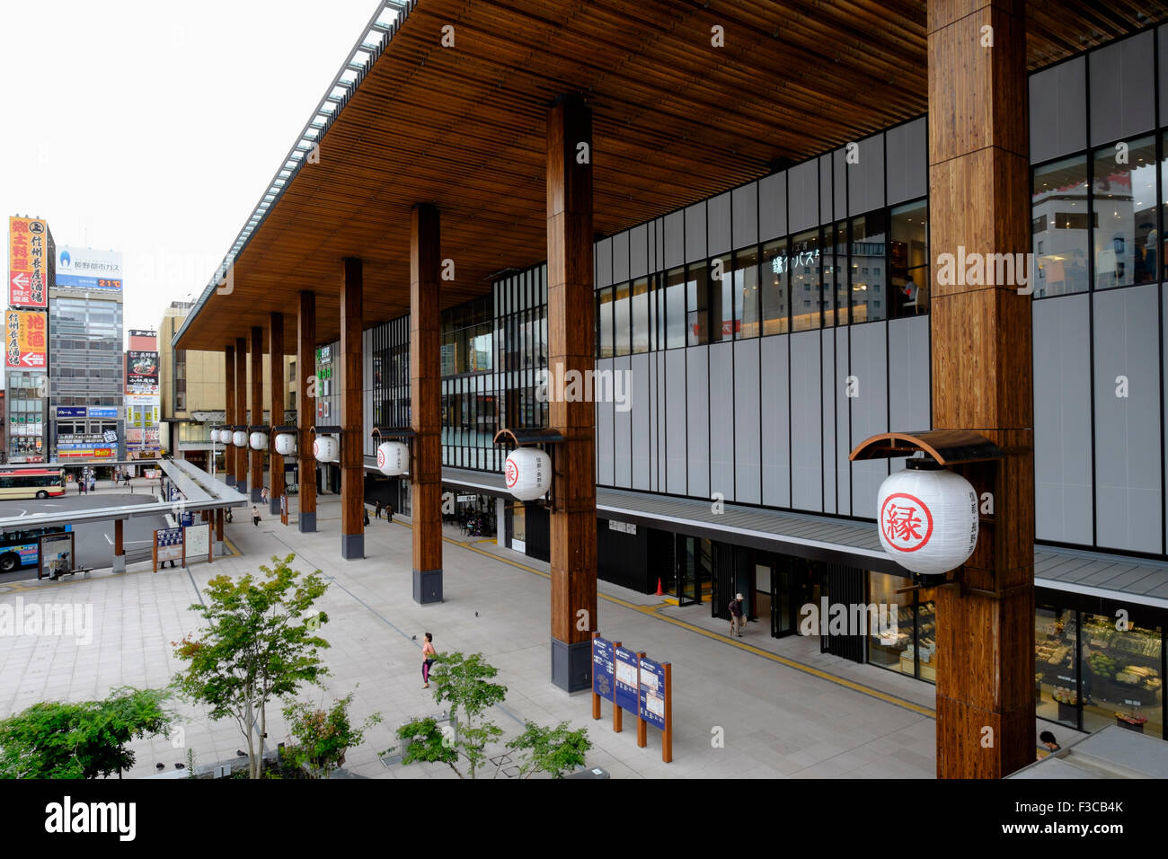 Außenansicht des neuen Bahnhofs in Nagano in Japan Stockfoto