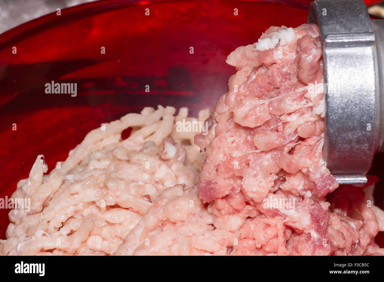 Zubereitung von frischem Hackfleisch über den Fleischwolf aus Fleischscheiben Stockfoto