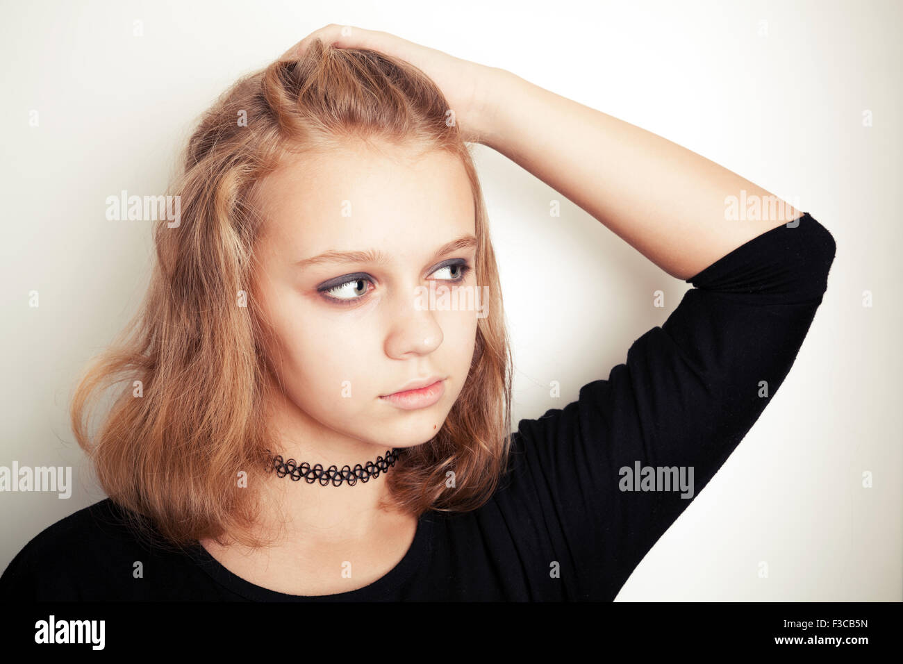 Schne kaukasischen blonde Teenager-Mdchen in schwarzen Tattoo Halsband.  Studio-Portrt ber weien Hintergrund mit weichen Schatten Stockfotografie  - Alamy