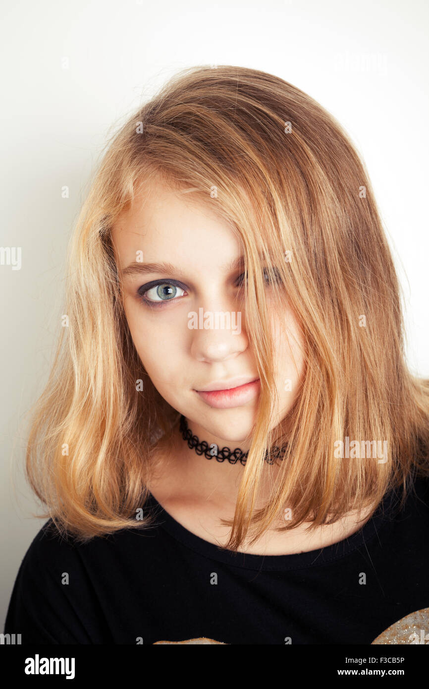 Schöne kaukasischen blonde Teenager-Mädchen in schwarz. Studio-Porträt über weißen Hintergrund mit weichen Schatten Stockfoto