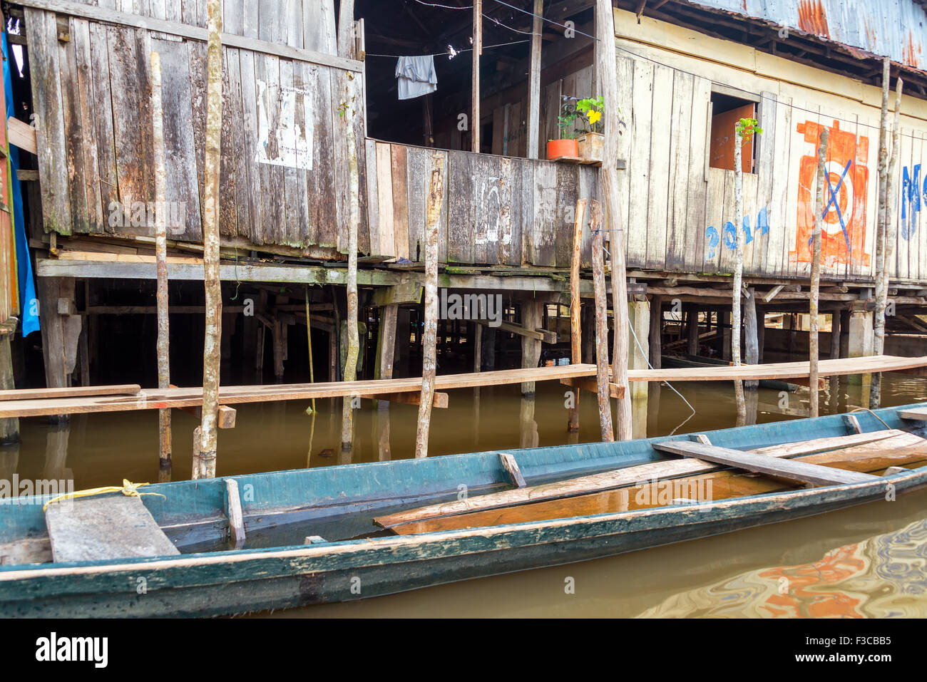 Holzhütte und Kanu in Belen Nachbarschaft von Iquitos, Peru Stockfoto
