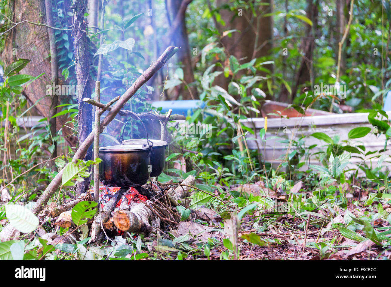 Kochen auf dem Lagerfeuer in der Amazonas-Regenwald in der Nähe von Iquitos, Peru Stockfoto