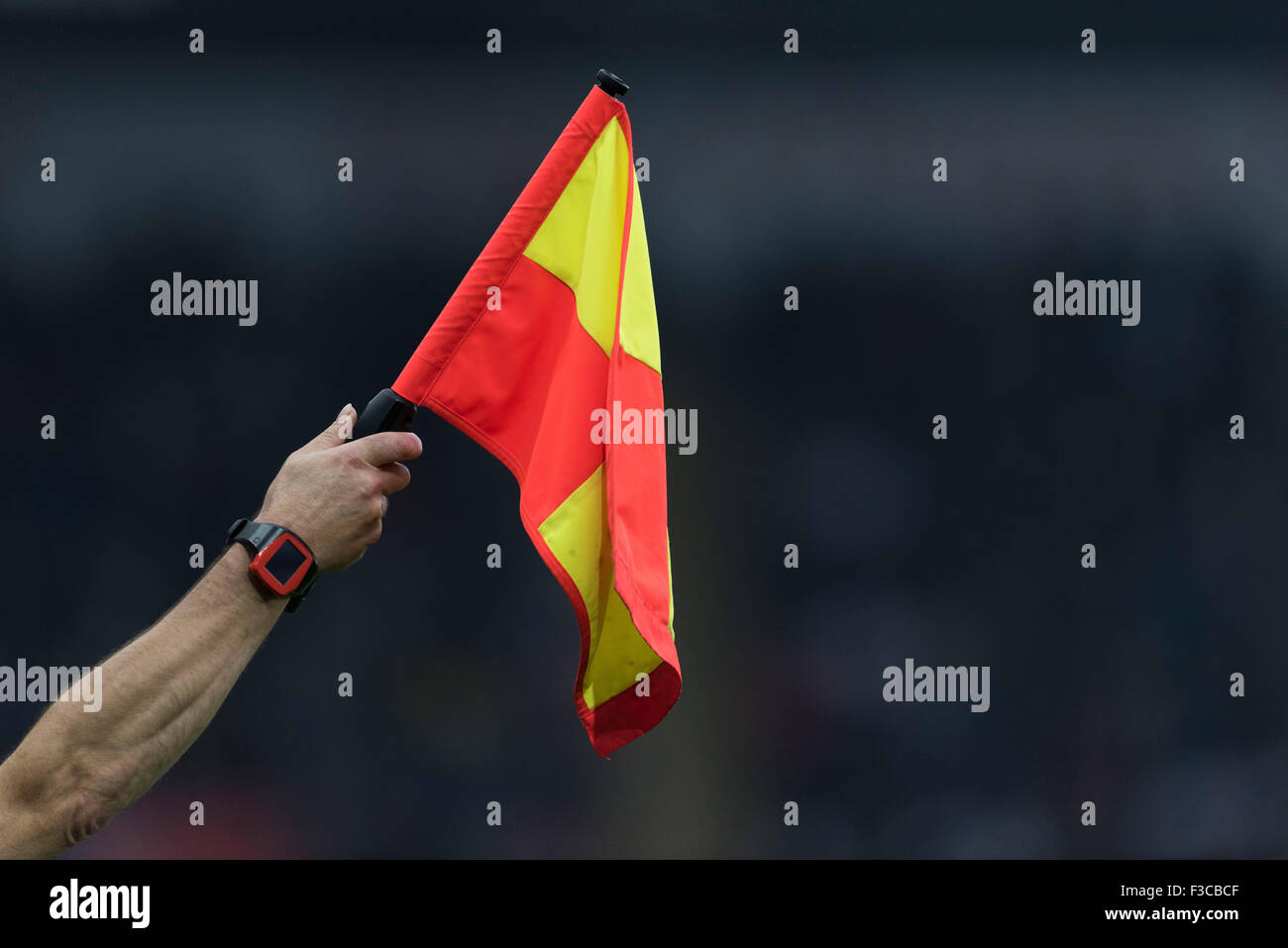 Ein Linienrichter Fahne durch einen Schiedsrichterassistenten bei einem Fußballspiel. Stockfoto
