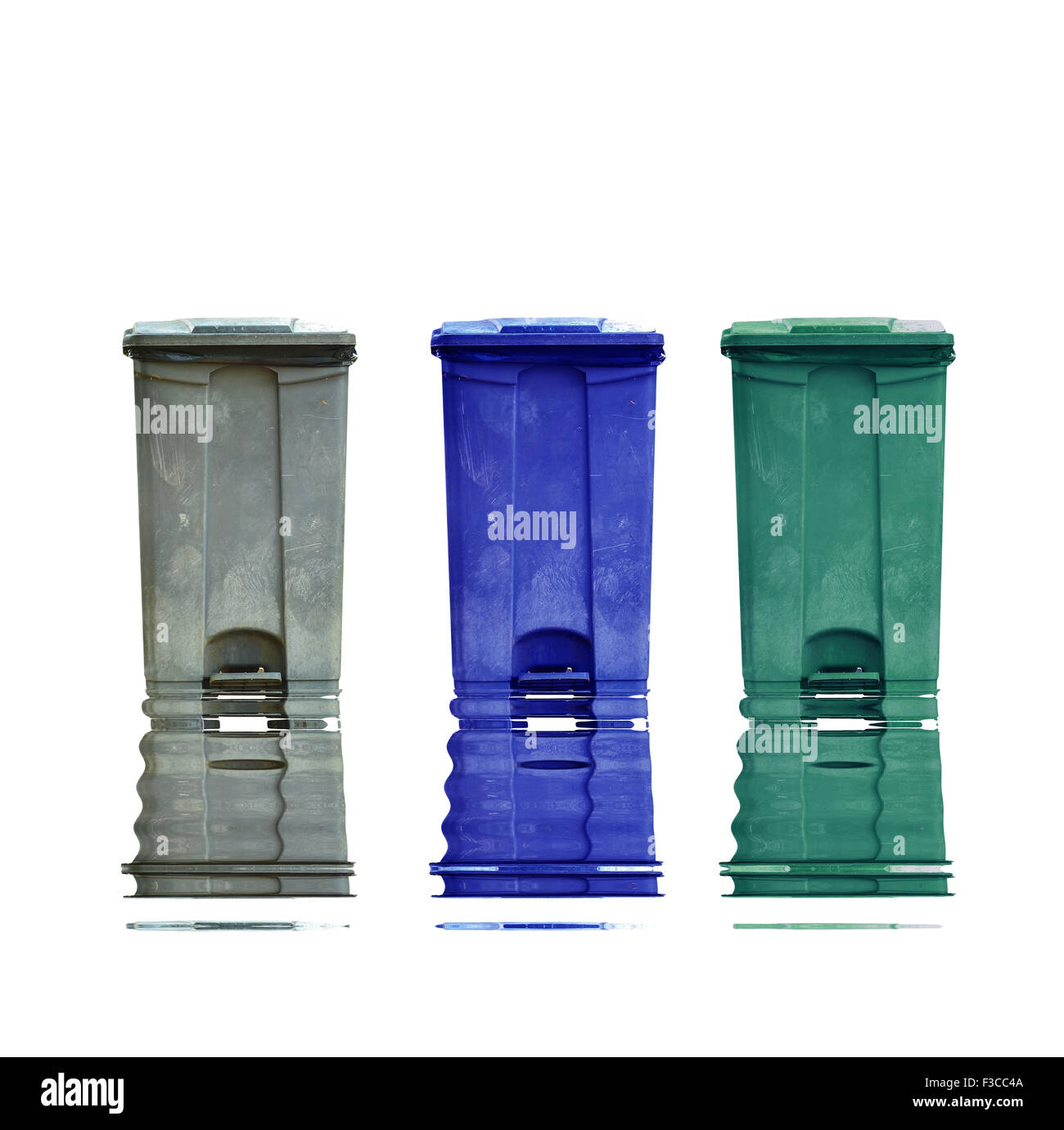 Mülleimer mit Spiegeln auf weißem Hintergrund Stockfoto