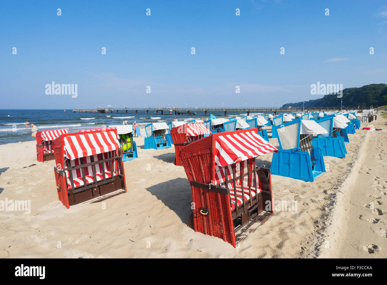 Traditionellen Strandkorb Strandkörbe am Strand von Göhren auf der Insel  Rügen in Deutschland Stockfotografie - Alamy