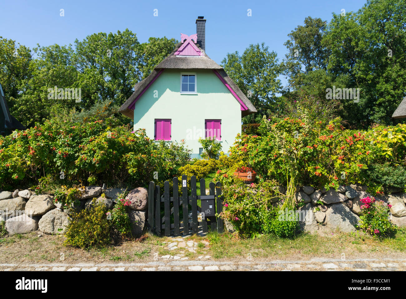Bunte Haus im Dorf von Putgarten auf der Halbinsel Wittow in der Nähe von Kap Arkona auf der Insel Rügen-Deutschland Stockfoto