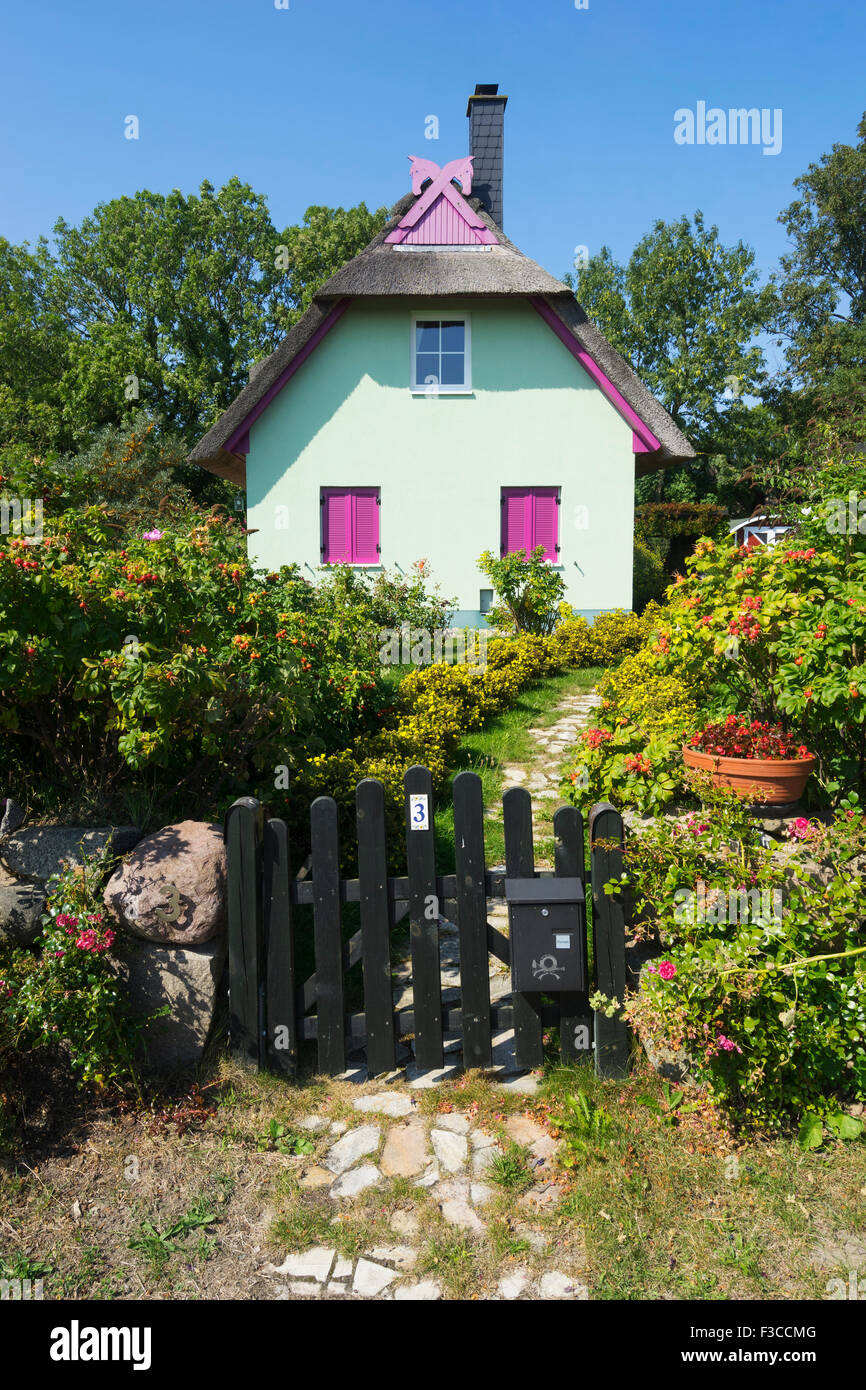 Bunte Haus im Dorf von Putgarten auf der Halbinsel Wittow in der Nähe von Kap Arkona auf der Insel Rügen-Deutschland Stockfoto