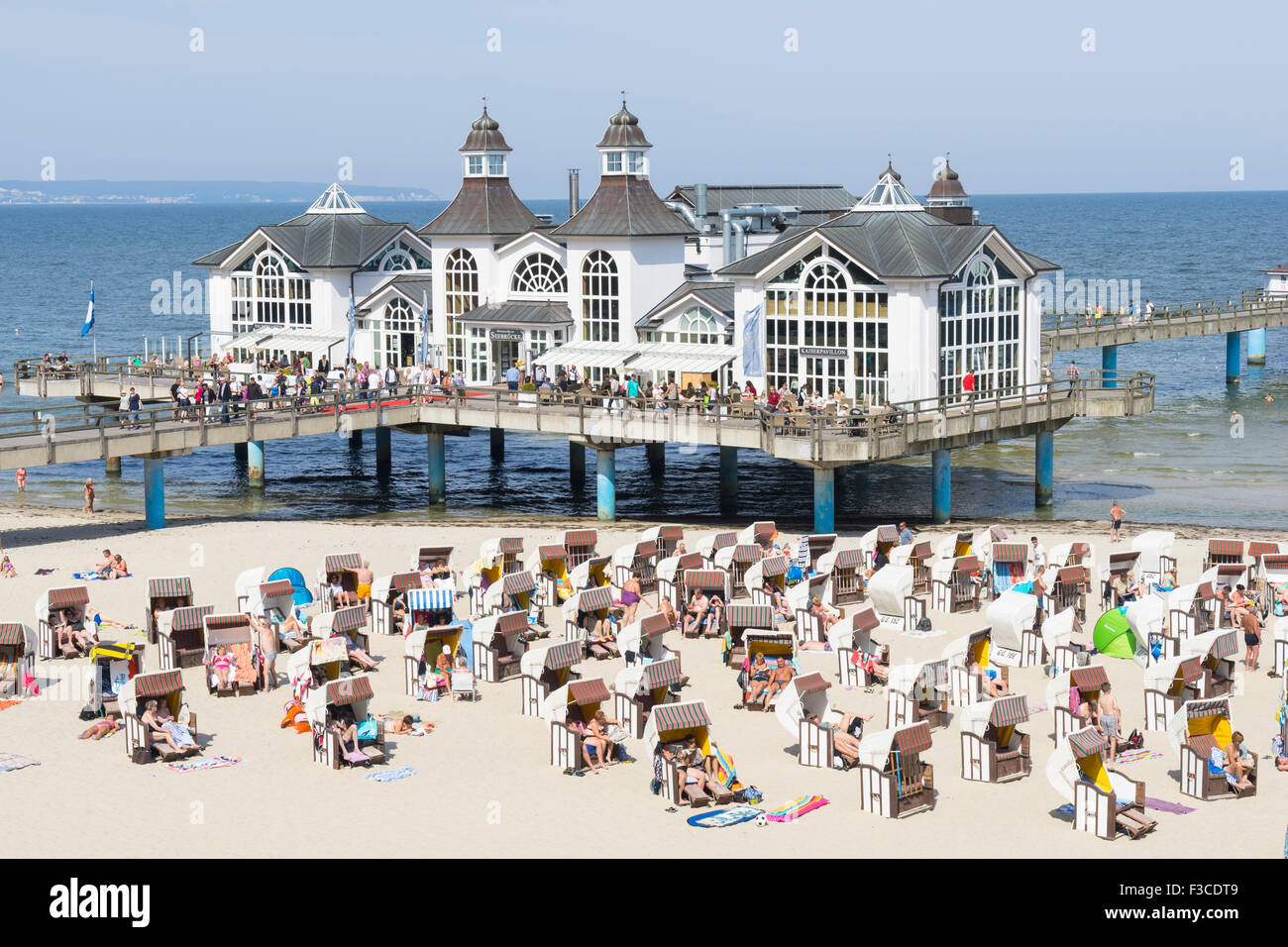 Blick auf Pier und viele traditionelle Strandkorb Strandkörbe am Strand von Sellin Resort auf der Insel Rügen, Deutschland Stockfoto