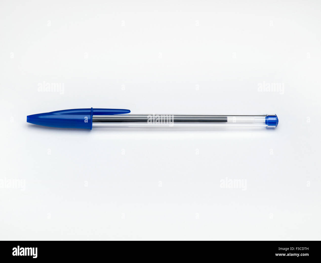 BIC Crystal Blue Stift auf weißem Hintergrund Stockfoto