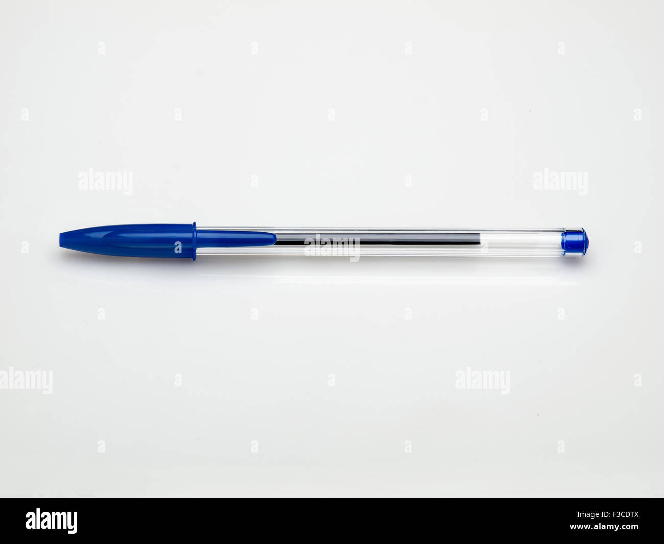 BIC Crystal Blue Stift auf weißem Hintergrund Stockfoto