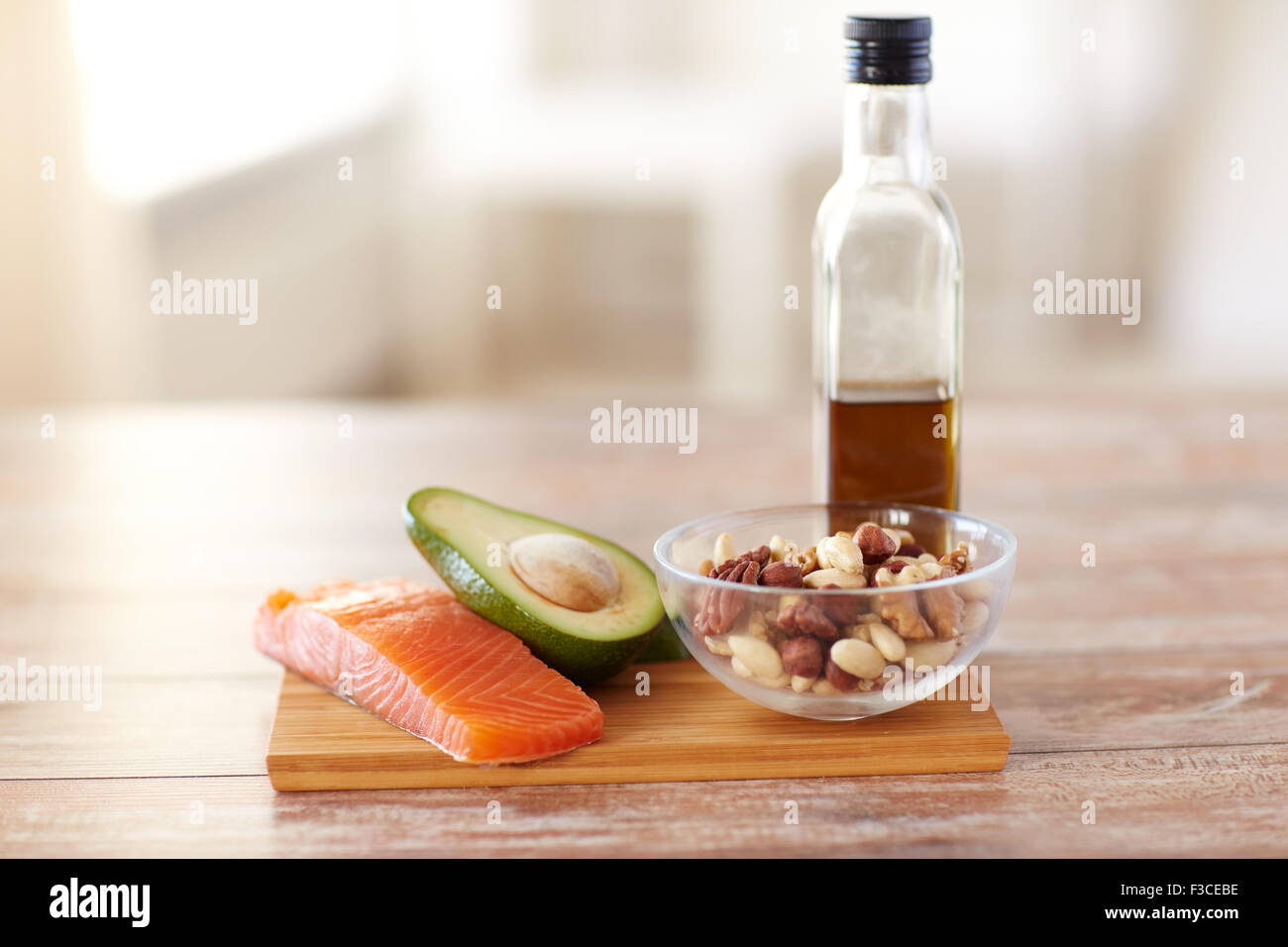 Nahaufnahme von Essen und Olivenöl Flasche am Tisch Stockfoto